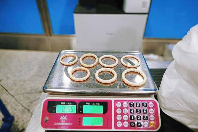 携带水果 龙虾近9千克还藏匿7件象牙制品,一入境行李被上海海关拦截